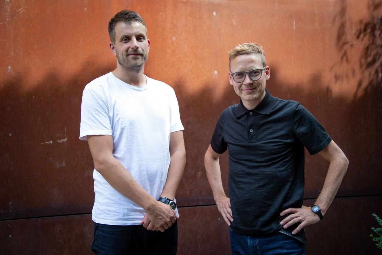 Jon Hoekstra und Sebastian Kemmler vor einer rostigen Wand.