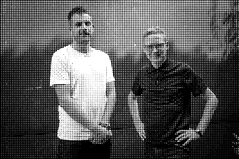 Jon Hoekstra und Sebastian Kemmler vor einer rostigen Wand.